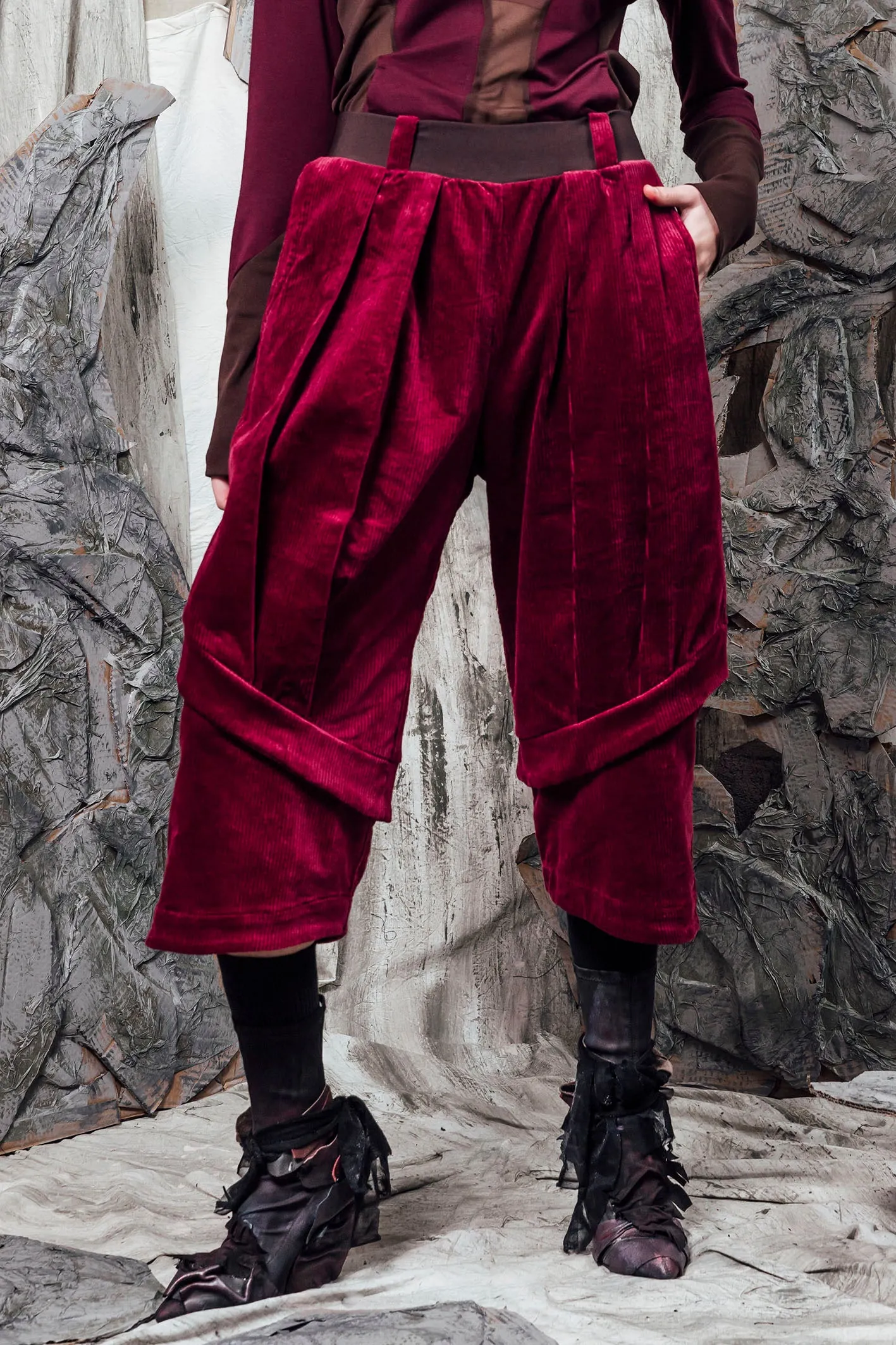 AW24 PLICA DOUBLE CUFF PANTS - CURRANT