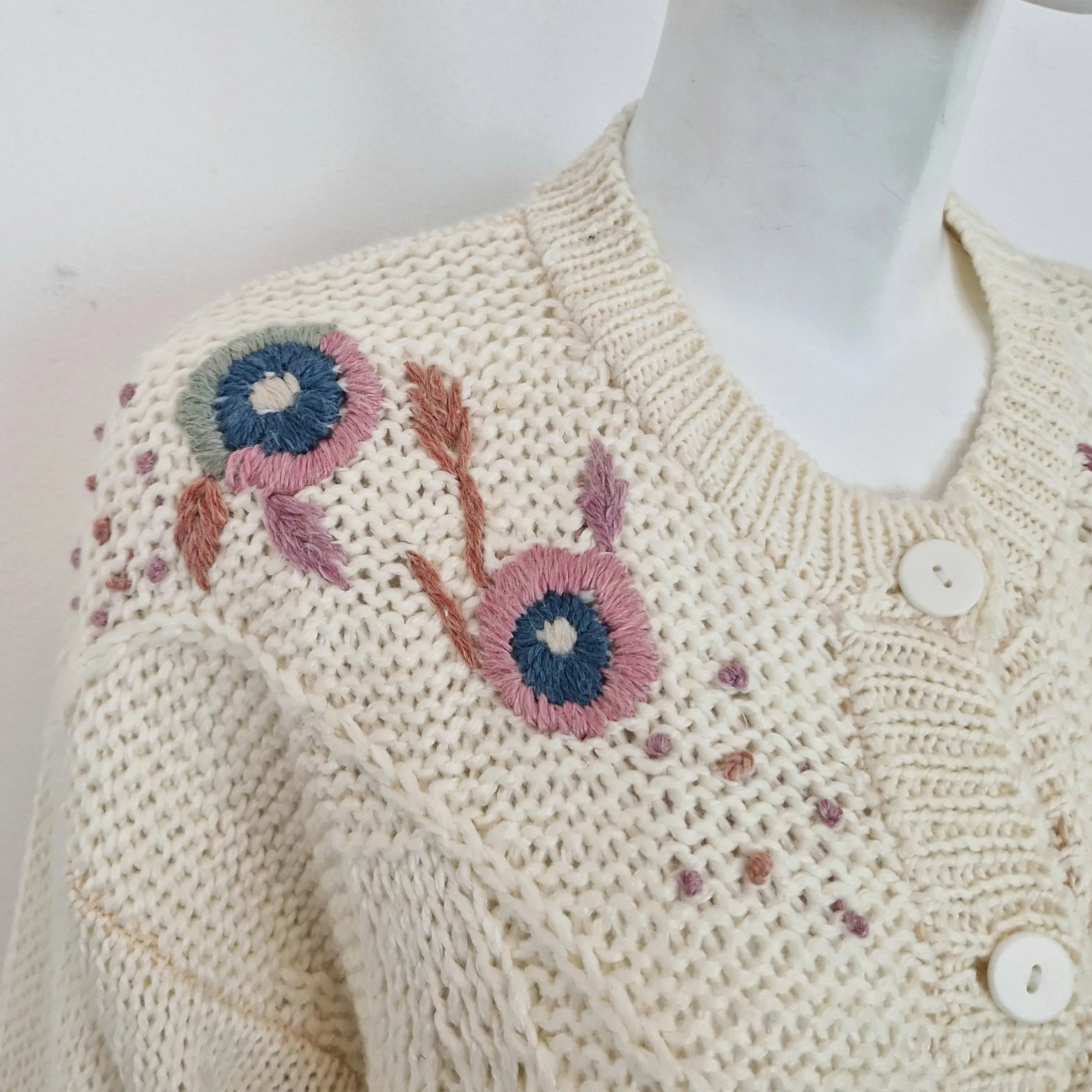 Maglione vintage con fiori pastello